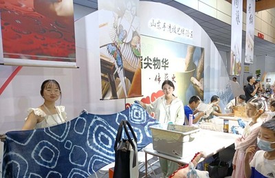 展現(xiàn)璀璨文化印記 獲稱“淄博新的城市名片 ” 我院“絲綢國風(fēng)文創(chuàng)產(chǎn)品”作為淄博文化靈魂三件套亮相第四屆國際文博會
